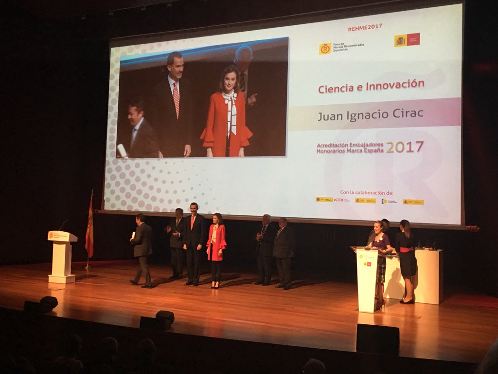 osalap's tweet photo. Juan Ignacio Cirac embajador Ciencia e Innovacion Marca España2017 un reconocimiento mas #yeswequantum en #EHME2017 https://t.co/tCQMcGmjB0
