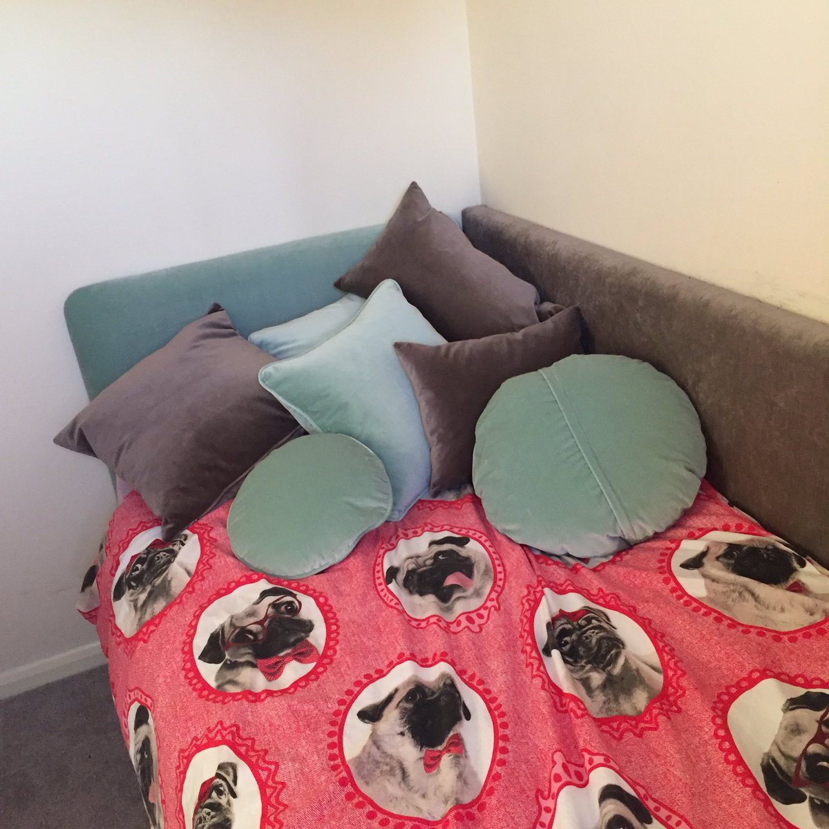 ClassyInteriors's tweet photo. Children's headboard with matching soft wall &amp; scatter cushions #comfort #kids #bedroom no more banging heads or sleeps against a cold wall! https://t.co/XPD8At9XWU