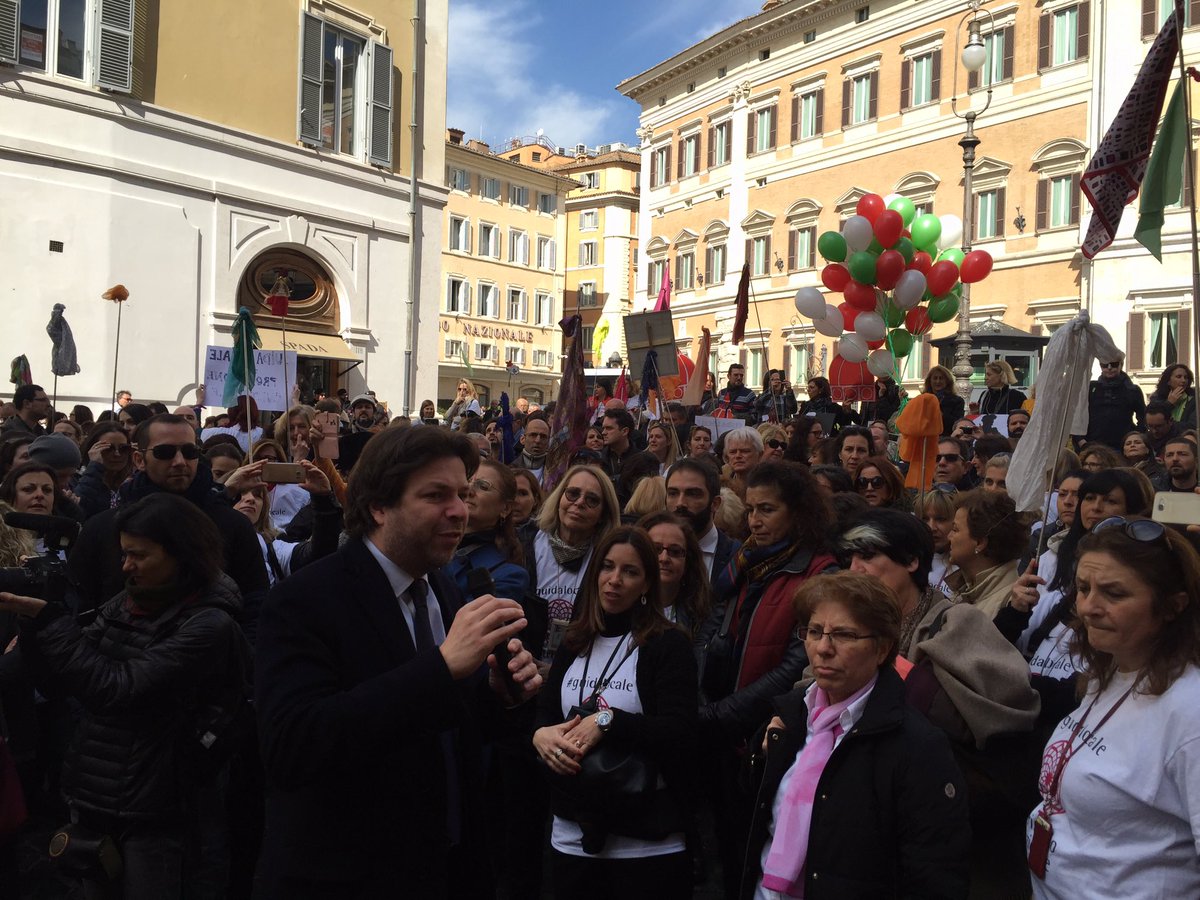 DaniRampoldi's tweet photo. #guidalocale #guidalocalepatrimonionazionale #localguidepride #Roma #Montecitorio manifestazione https://t.co/gsGzr3XuT2