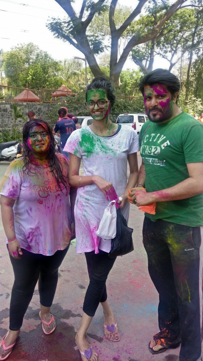 AskAalok's tweet photo. @BohraShailja Holi with Bohrazzzz #Holi2017 #LetUsUncompromise #fun #ColoursWithCanon #BFF https://t.co/AEkyC8unvL