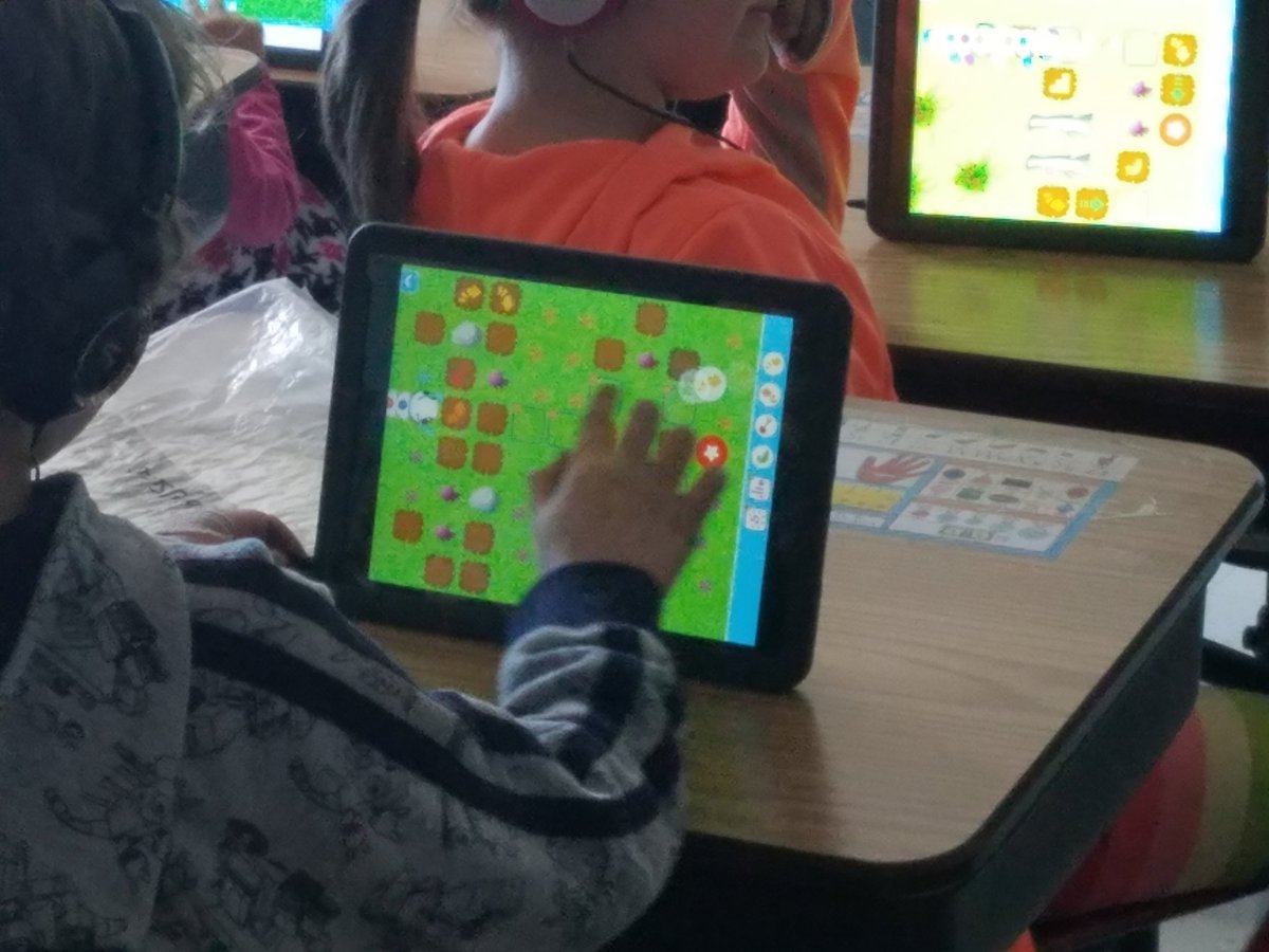 kdamm's tweet photo. @BOLD2534 1st graders in Mrs. Eiler's class is learning to code! #learntocode #ItIt17 https://t.co/y2V9uT1i1W