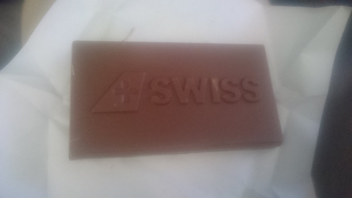 YannickJanssen's tweet photo. Best part of flying @FlySWISS, the best chocolate of the world!!! #swisschocolate #highlightoftheflight https://t.co/jIvnyuuVHs