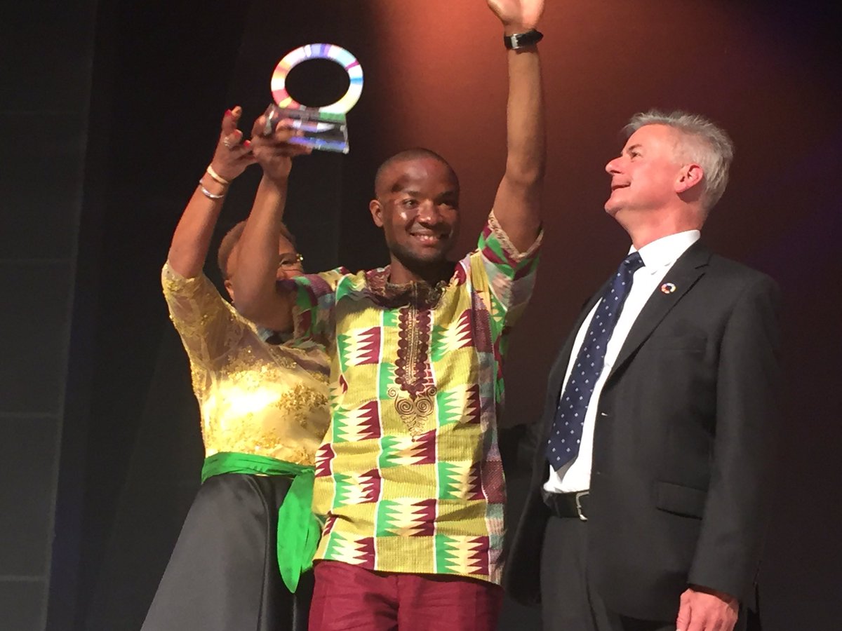 GEN22OnSloane's tweet photo. #GlobalEntrepreneurshipAward goes to @GENSouthAfrica #GENCompassAwards #GEC2017 #digitaldisruption #KizitoOkechukwu #SEAAfrica https://t.co/XoZ8VchFEE