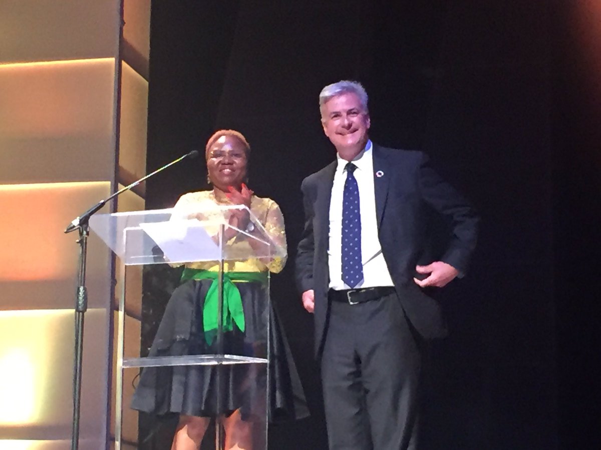 GEN22OnSloane's tweet photo. #GlobalEntrepreneurshipAward goes to @GENSouthAfrica #GENCompassAwards #GEC2017 #digitaldisruption #KizitoOkechukwu #SEAAfrica https://t.co/XoZ8VchFEE