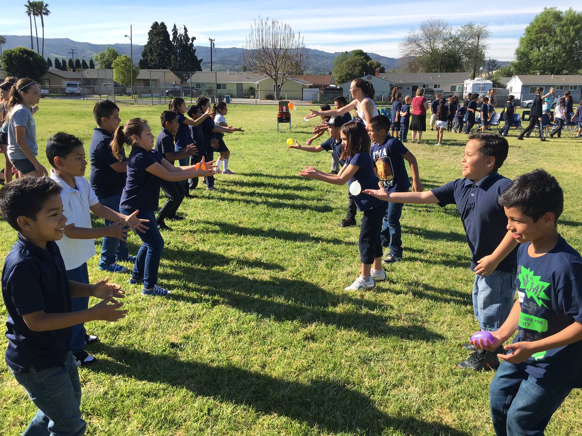 sinaloasabers's tweet photo. Community Leadership English students running Field Day for lower grades at @ParkViewEl today 😊#sinaloa1617 @rebekah_harding @SimiValleyUSD https://t.co/GLiH2JkNqM