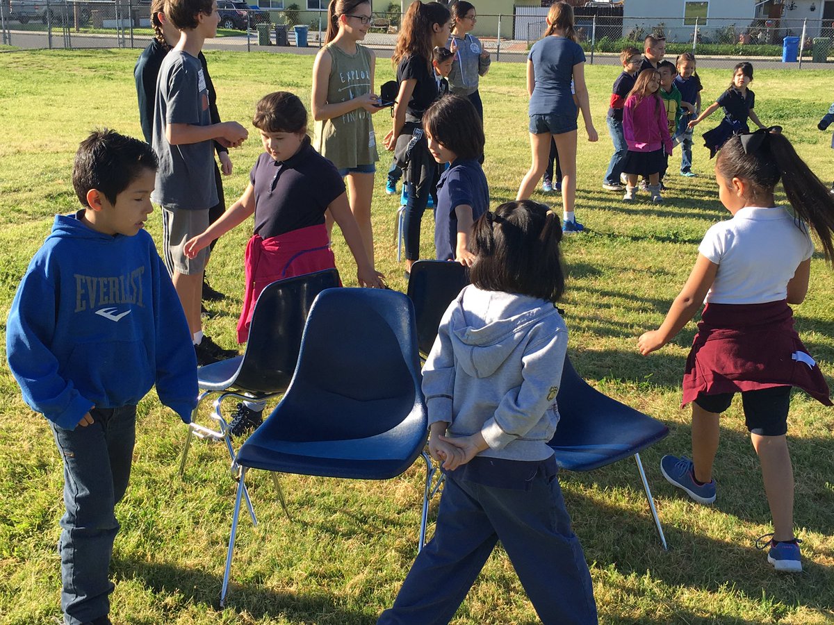 sinaloasabers's tweet photo. Community Leadership English students running Field Day for lower grades at @ParkViewEl today 😊#sinaloa1617 @rebekah_harding @SimiValleyUSD https://t.co/YfUYdqSfC3