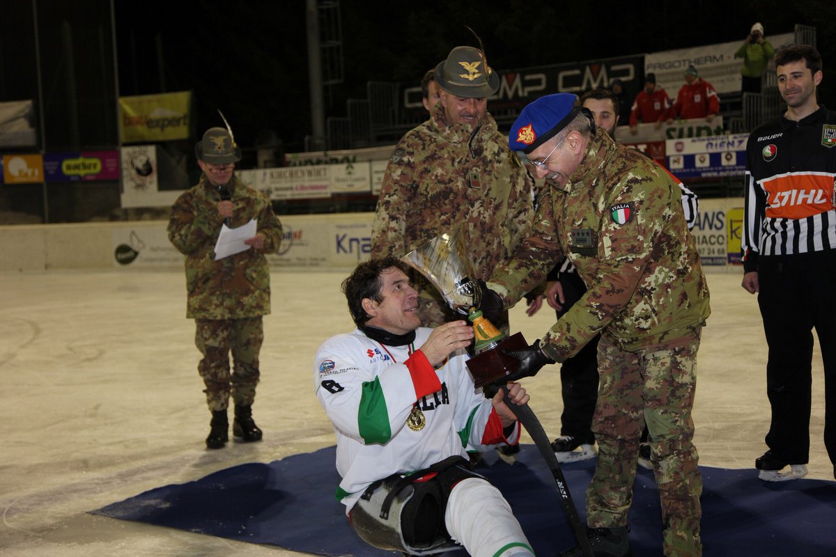 Esercito's tweet photo. Primo appuntamento dei #Casta2017 amichevole fra le nazionali di Italia e Slovacchia di Para Ice Hockey @Esercito #Alpini #solidarietà https://t.co/6wwOO5V3NX