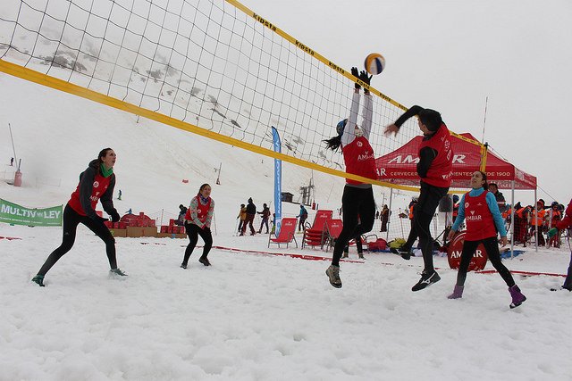 #SNOWVOLEY. Casi un centenar de jugadores, en el II Open Ambar SnowVoley. dozz.es/iqqcn2 <a href="/SnowVoley/">SnowVoley</a>. #GALERÍA de fotos incluida