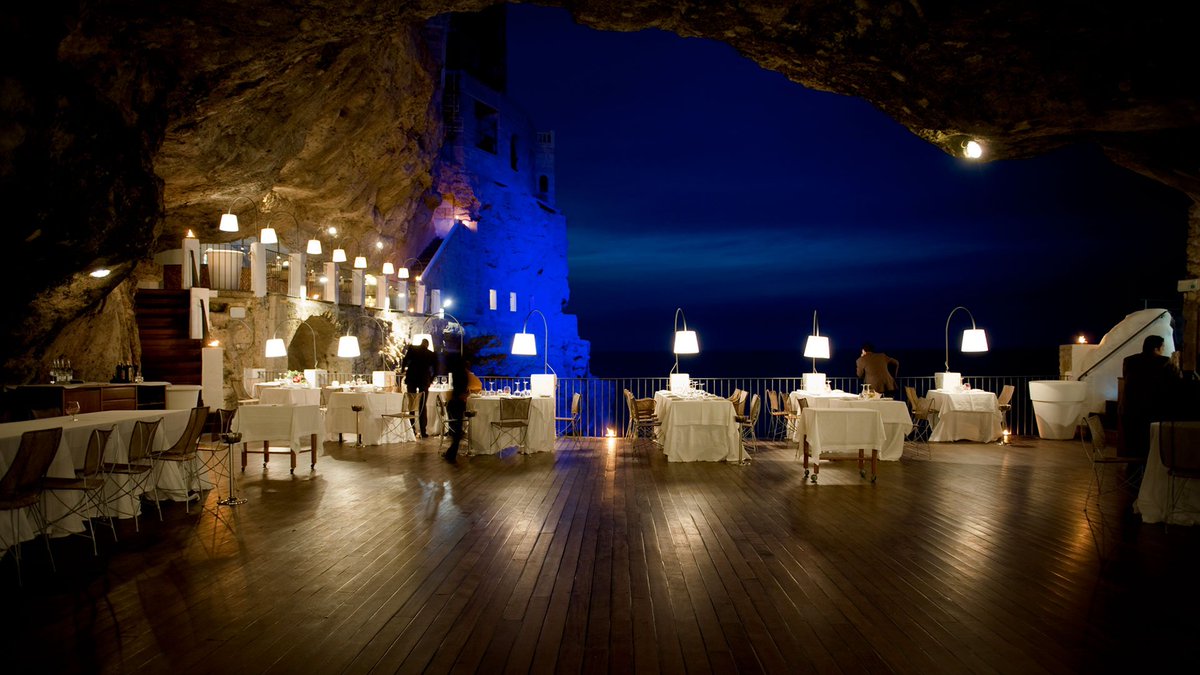 GossipRoomOff's tweet photo. Séjourner à l'hôtel Grotta Palazzese en Italie 😍🇮🇹🌌 https://t.co/EpNZjMJ3ps