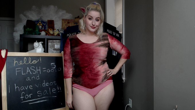 Hello friends! I'm heeeereeee!!! :D https://t.co/Y8eq07LuDp https://t.co/3q7F4CFDj9