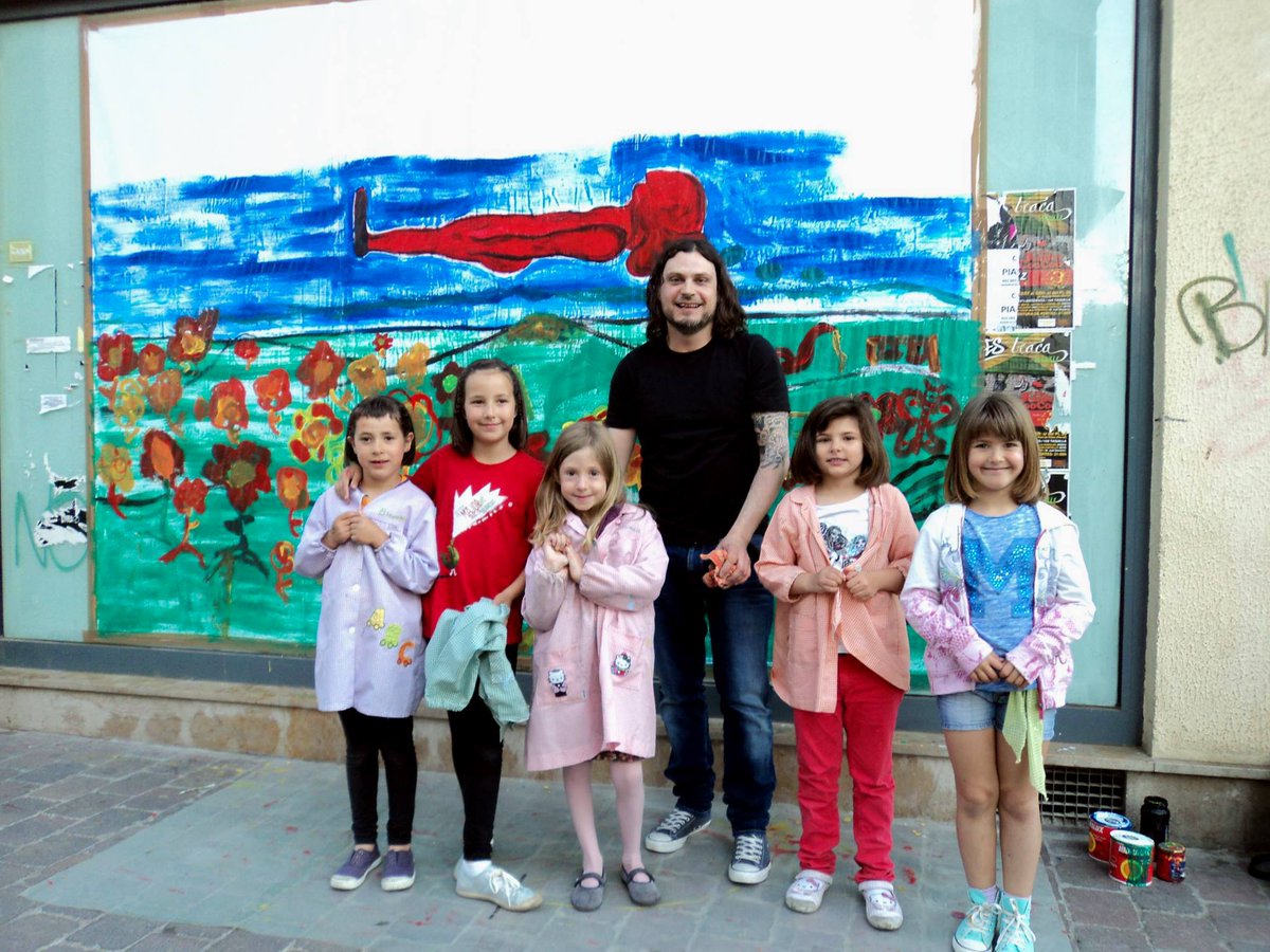 Nomad_Project_a's tweet photo. Nomad Project's team! This is Adrián! con @nomadprojectart! https://t.co/Fiyo03aQuy #doingwithlove #charity #nomadproject #education https://t.co/FKfoeoqpvh