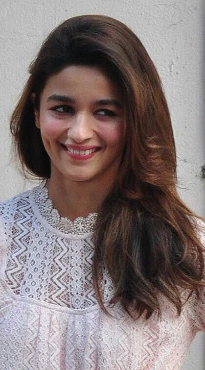 I love her dimples when she smiles             HAPPY BIRTHDAY ALIA BHATT 