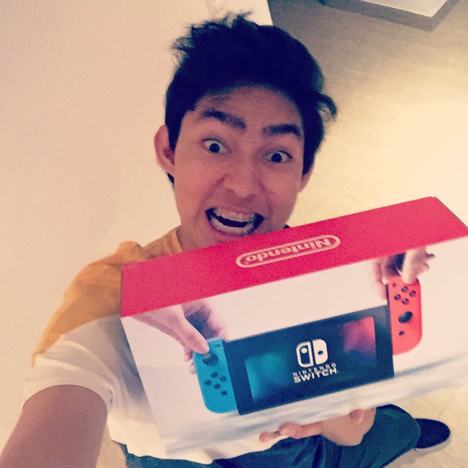 Fernanfloo's tweet image. Miraba a todos los youtubers felices con su Nintendo Switch, me dio envidia, asi que ya fuí por el mio 🔥🔥😅