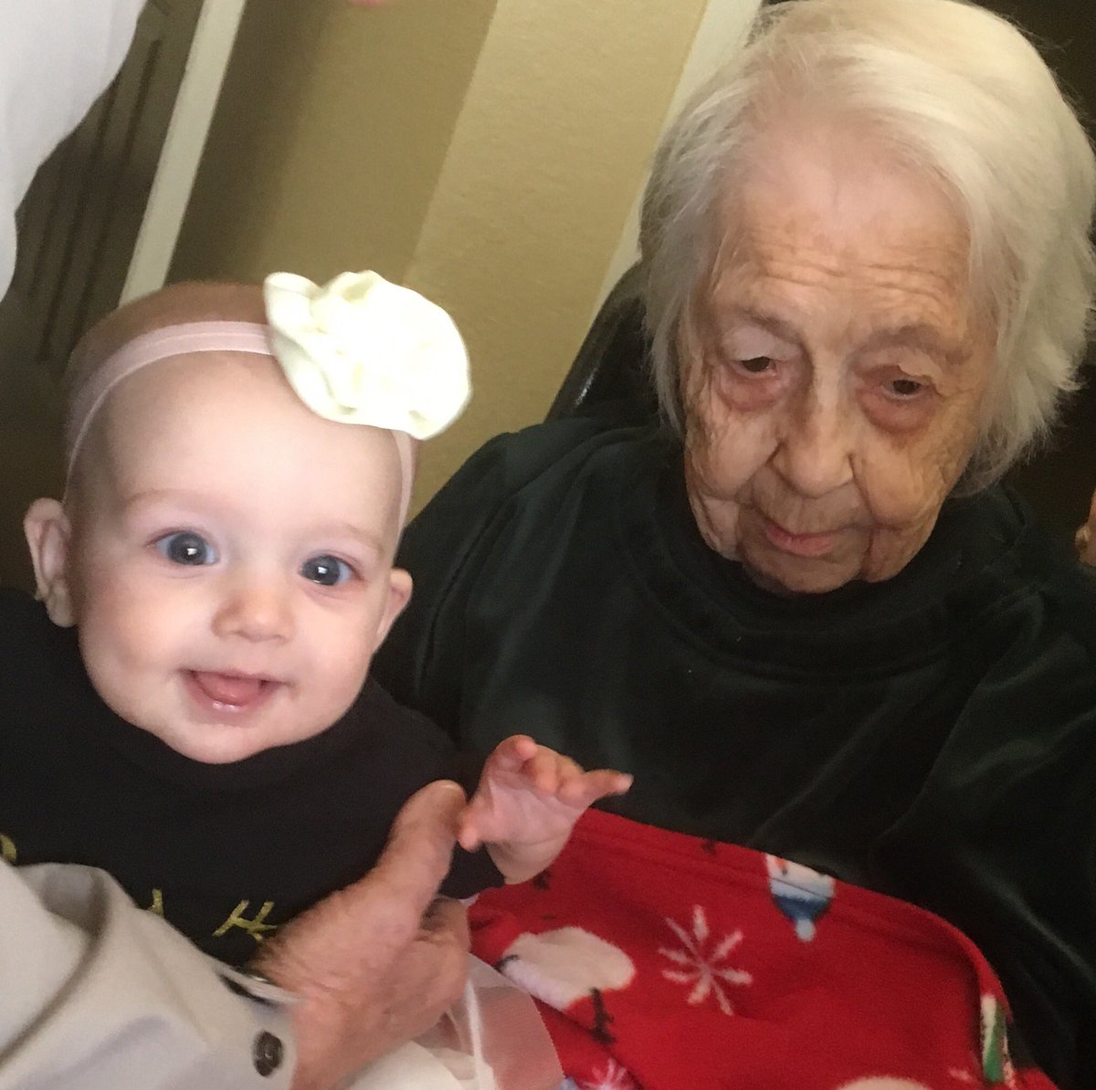 davidwwhitlock's tweet image. My youngest two grandchildren meeting my 99 year old grandma today. #greatgreat #fivegenerations