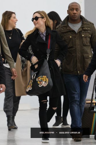 brielarson_us's tweet photo. HQ photos of #BrieLarson arriving at Heathrow Airport, London (March 03) - https://t.co/2YxvKjh8HT https://t.co/Au66QTyq3D