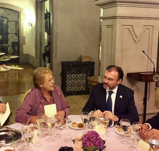 SRE_mx's tweet photo. El Canciller de #México, @LVidegaray, se reúne con @mbachelet, Presidenta de #Chile y Autoridades de la @A_delPacifico. #DialogoAsiaPacifico https://t.co/ojQsImLvd4