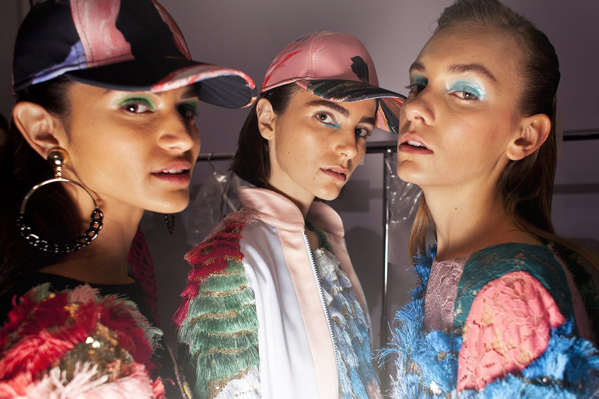 voguebrasil's tweet photo. PatBo também entra na onda do street neste #SPFWN43 - https://t.co/uJ5yqOycSn https://t.co/qICjnNconI