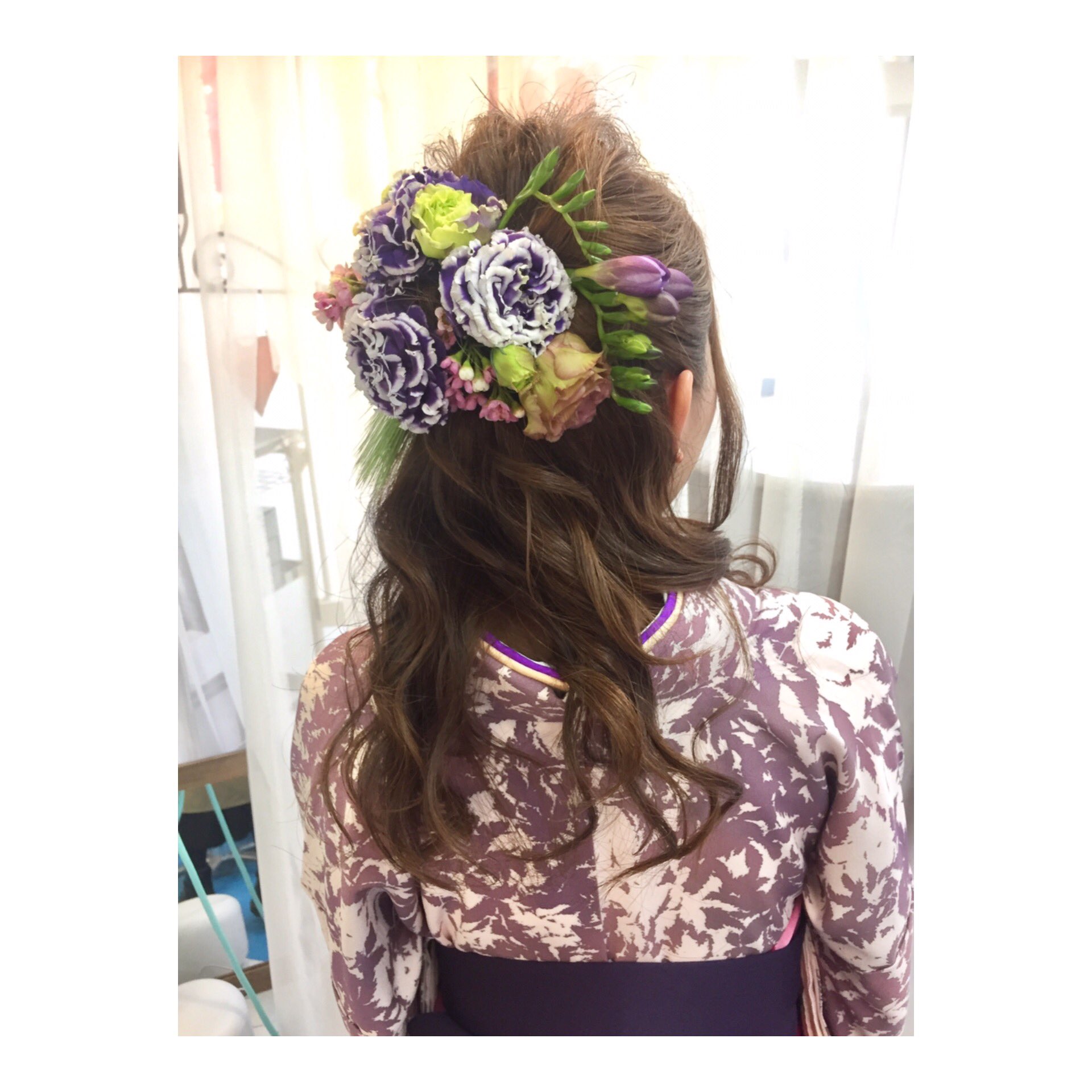 カリプソショコラ美容室 Cossie ご卒業おめでとうございます 生花をつかったヘアアレンジをご希望でした お着物のバランスも見つつ 思いっきり生花を主役にまとめさせていただきました 卒業式 卒業式ヘア 生花髪飾り 生花ヘアアレンジ 袴
