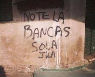 Estas discutiendo con tu hermana y llama a tu vieja