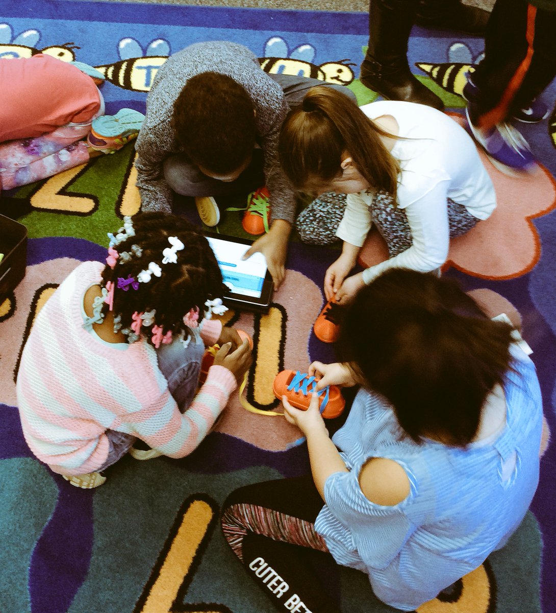 MrsWilliamsPL's tweet photo. #Williamskiddos are working together to figure out how to tie shoes!  Nice work with the 3D printer @MsD_iIntegrate!  #PLtweets https://t.co/75M2XOI4xo