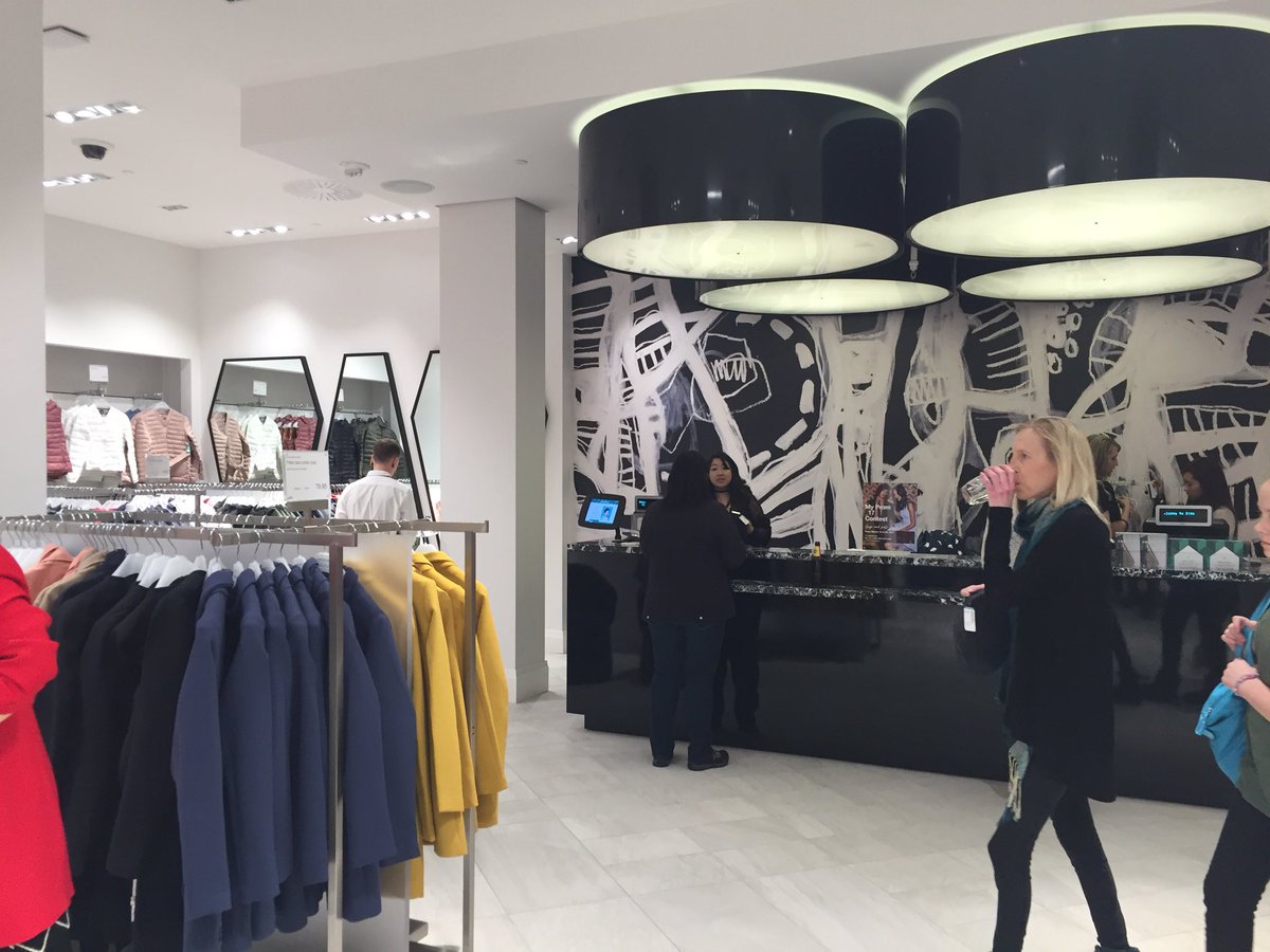 livingbetter2_'s tweet photo. Opening of Simons Calgary!!! @simonsmaison @simons_eng #fantastic https://t.co/ISnbDYOLLH