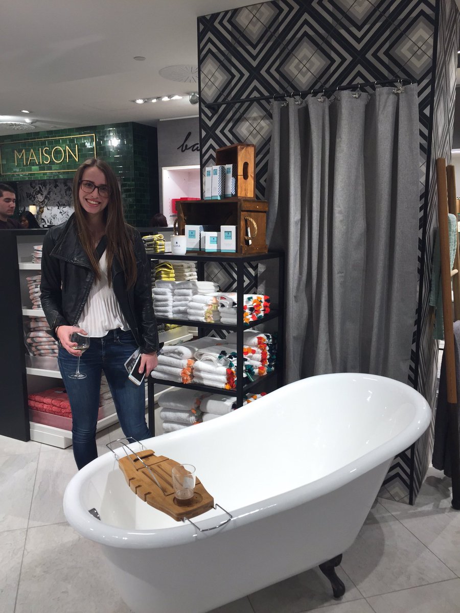 livingbetter2_'s tweet photo. Opening of Simons Calgary!!! @simonsmaison @simons_eng #fantastic https://t.co/ISnbDYOLLH