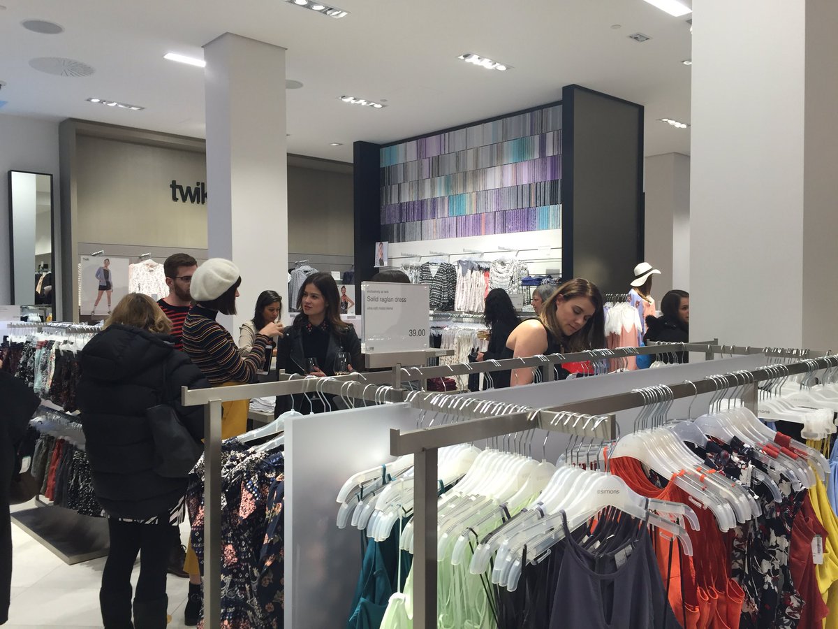 livingbetter2_'s tweet photo. Opening of Simons Calgary!!! @simonsmaison @simons_eng #fantastic https://t.co/ISnbDYOLLH