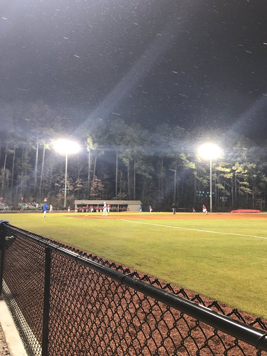 HankHopping's tweet photo. Snow AND wind for extra innings. @McCallieBseball threatens in top of 9 but leaves a runner on. Headed to bottom half with score 4-4. https://t.co/ZZZGmCMWzU