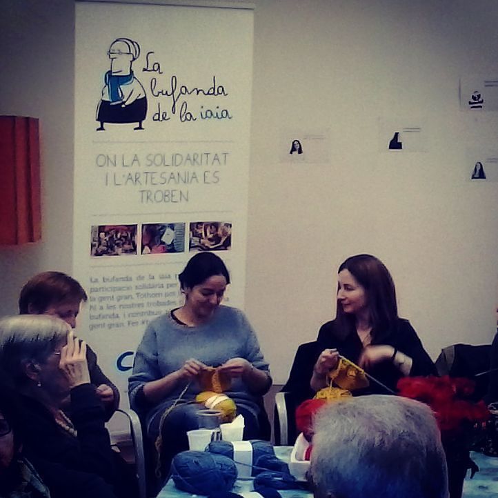 territoritextil's tweet photo. Avui bon ambiente a la trobada de la Bufanda de la iaia a la @galeria_sagnier #bufanding … https://t.co/D5MACRrFvY https://t.co/R6bryOGEQ9