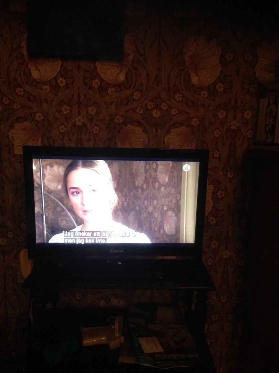 Edward_Blom's tweet photo. För en gångs skull matchar tapeterna på tv:n de bakom tv:n. #Badhotellet #tapeter https://t.co/jhDhtcMKYT