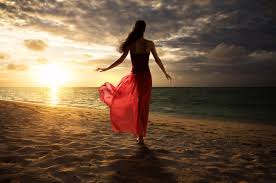 Loverdesart's tweet photo. Hello my elegant Italian (&amp; Italian at heart) friends!
Springtime is almost here, time for red dresses!!
@Io_Mariangela @celinaroth04 https://t.co/qhMrPnz1d9