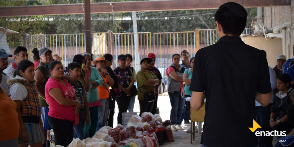 enactusCUCEA's tweet photo. ManosVerdes visita una comunidad para enseñar a sus habitantes a generar ingresos a partir de residuos sólidos #EmprendeSocial#WeAllWinMX https://t.co/P1UsmWDnI1