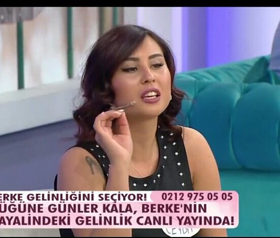 ElaAltindag18's tweet photo. Ceydoşun mustafann elini tutup götürmesi bizim enişte şok oldu eee enişte bizim ceydoşumuz delidir sevdiğini asla bırakmaz #TutkuluAskCeyMus https://t.co/jto3yJJnq9