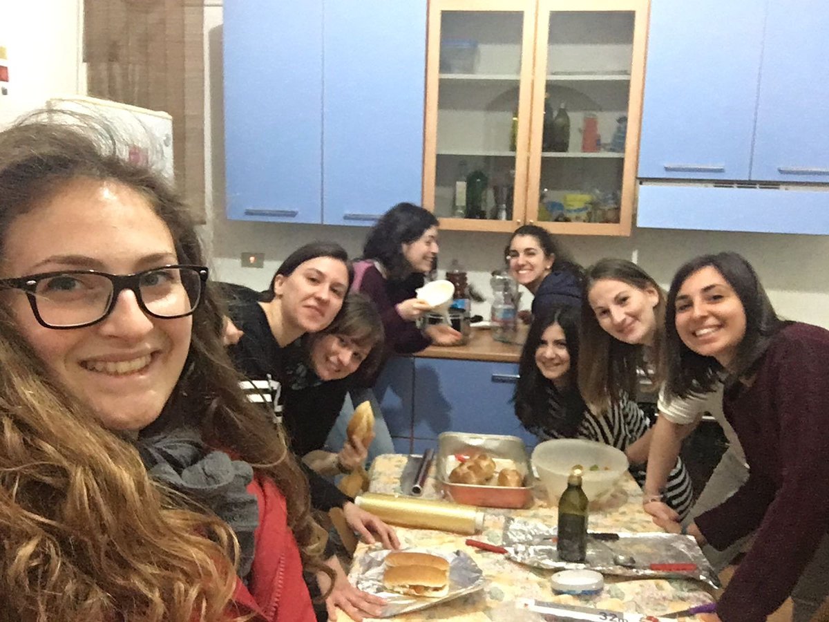 GxpPuglia's tweet photo. #Bari:la felicità è un pane che va condiviso con gli altri!Prepara con noi la cena per i tanti #amicidistrada  che incontriamo il #martedì! https://t.co/wx3gcCm7TO