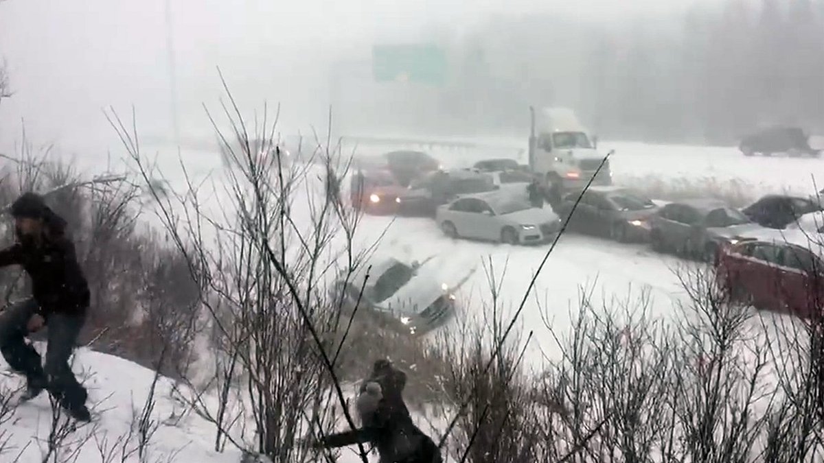 CTVMontreal's tweet photo. Multiple crashes in and around Montreal during snowstorm https://t.co/5HN4xYAhxy https://t.co/aifjXRFp3U