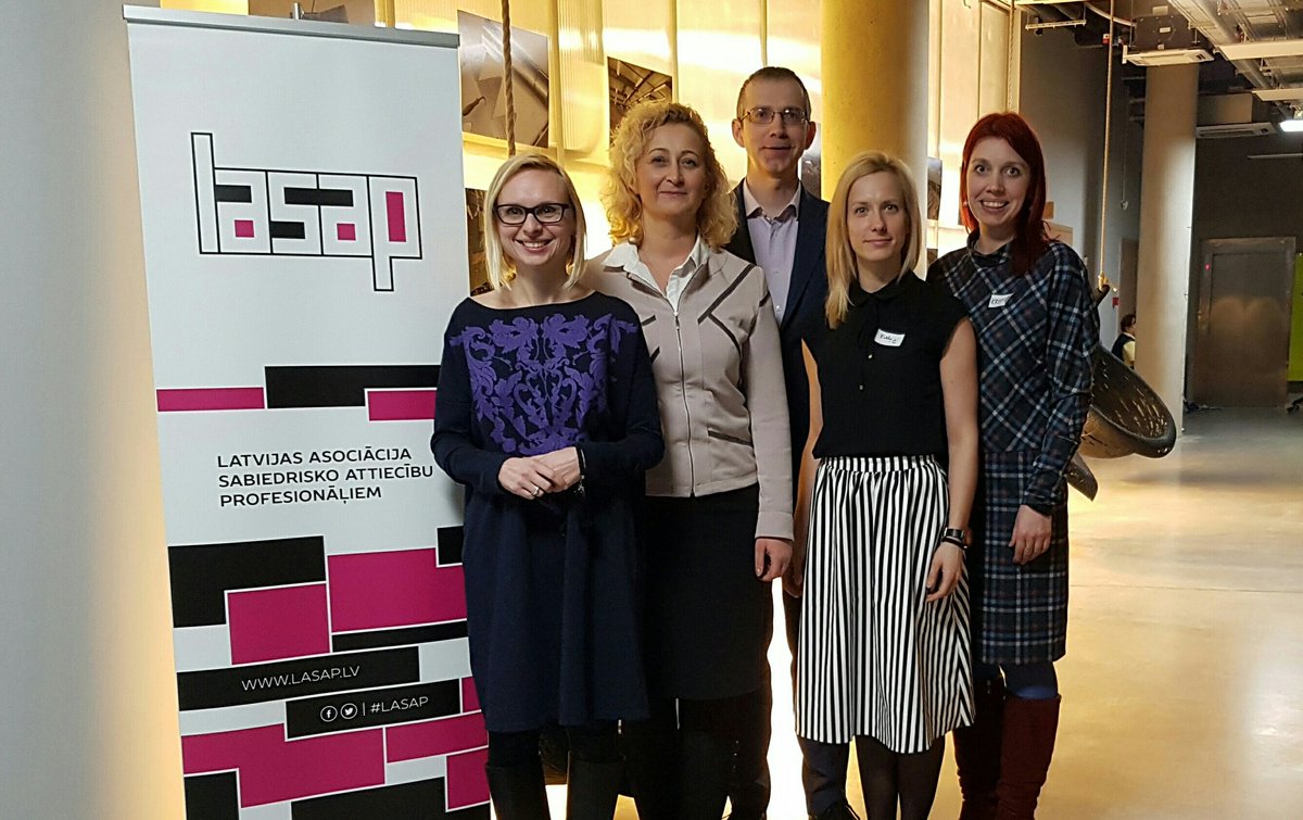 ievakn's tweet photo. Liekam jaunu bildi iekšā! Lai ražens gads @LASAP_LV jaunajai valdei: @kliepina @kristinetjarve @ivarssvilans @GuntaMisane @ievakn! #lasap https://t.co/FYbVYhhB7u