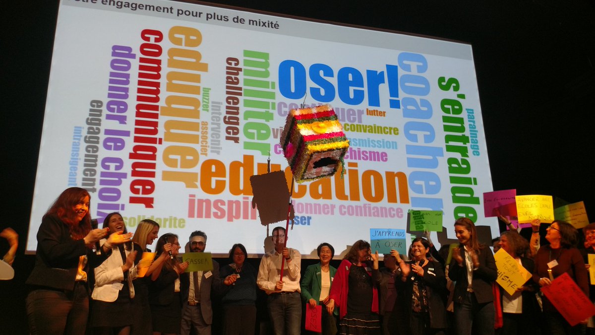 InterElles's tweet photo. Clôture des deux ateliers avec une pinata  sur scène symbolisant les codes à casser ! créativité,  solutions concrètes et humour #InterL17 https://t.co/8Zs0T5Dir1