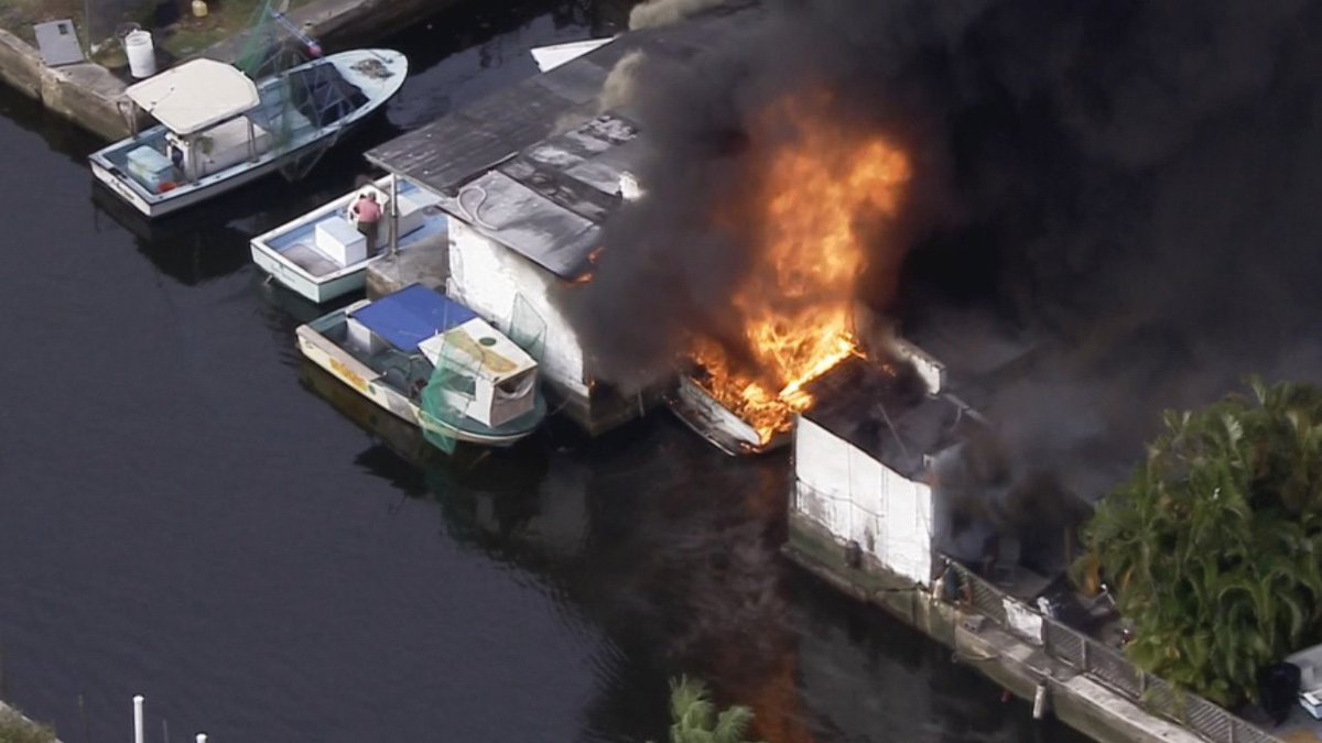 WATCH LIVE Multiple boats on fire on Miami River bit.ly/2nl6gGE https://t.co/8K15IXvfpw