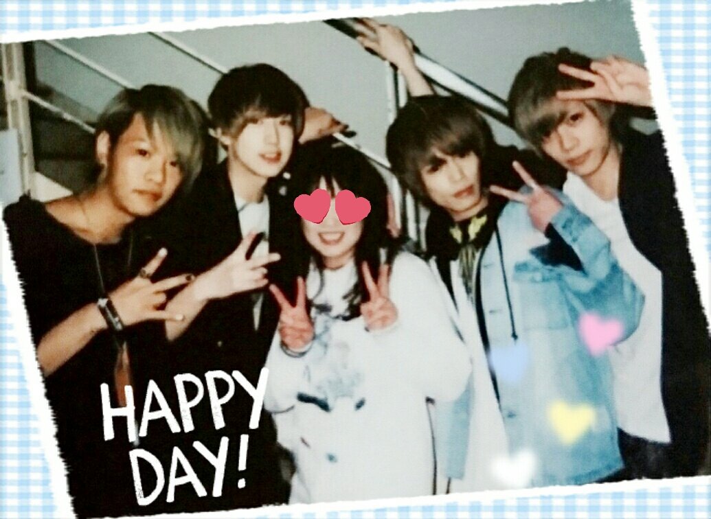 pYkDzB3nDuaK2fe's tweet photo. 昨夜はイケメン揃いのライブ🎵
新曲も聴けて楽しかったよ🙆
思いっきり
ちゃそーー🐰💓って叫んじゃった 笑

エースぺメンバーと一緒に撮った😆
ありがとう😊💓皆カッコよかったよ🌠

#新木場STUDIOCOAST 
#ゆーちゃそ王子  #ゆーちゃそ 
#A_spade https://t.co/EPsyK8KjJ8