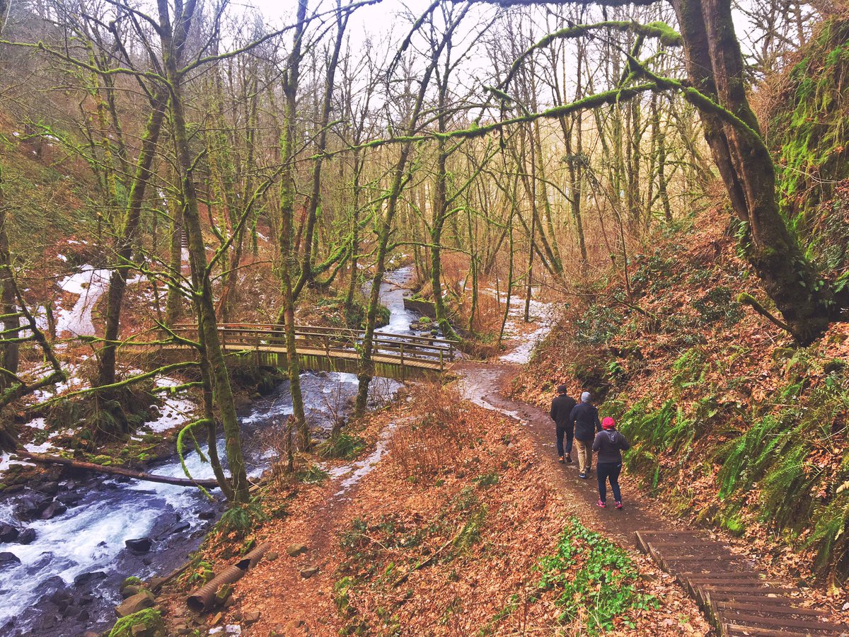 New post on the blog about our 2nd day in Portland chasing waterfalls along the Columbia River Gorge colorsandcoordinates.com/2017/03/chasin…