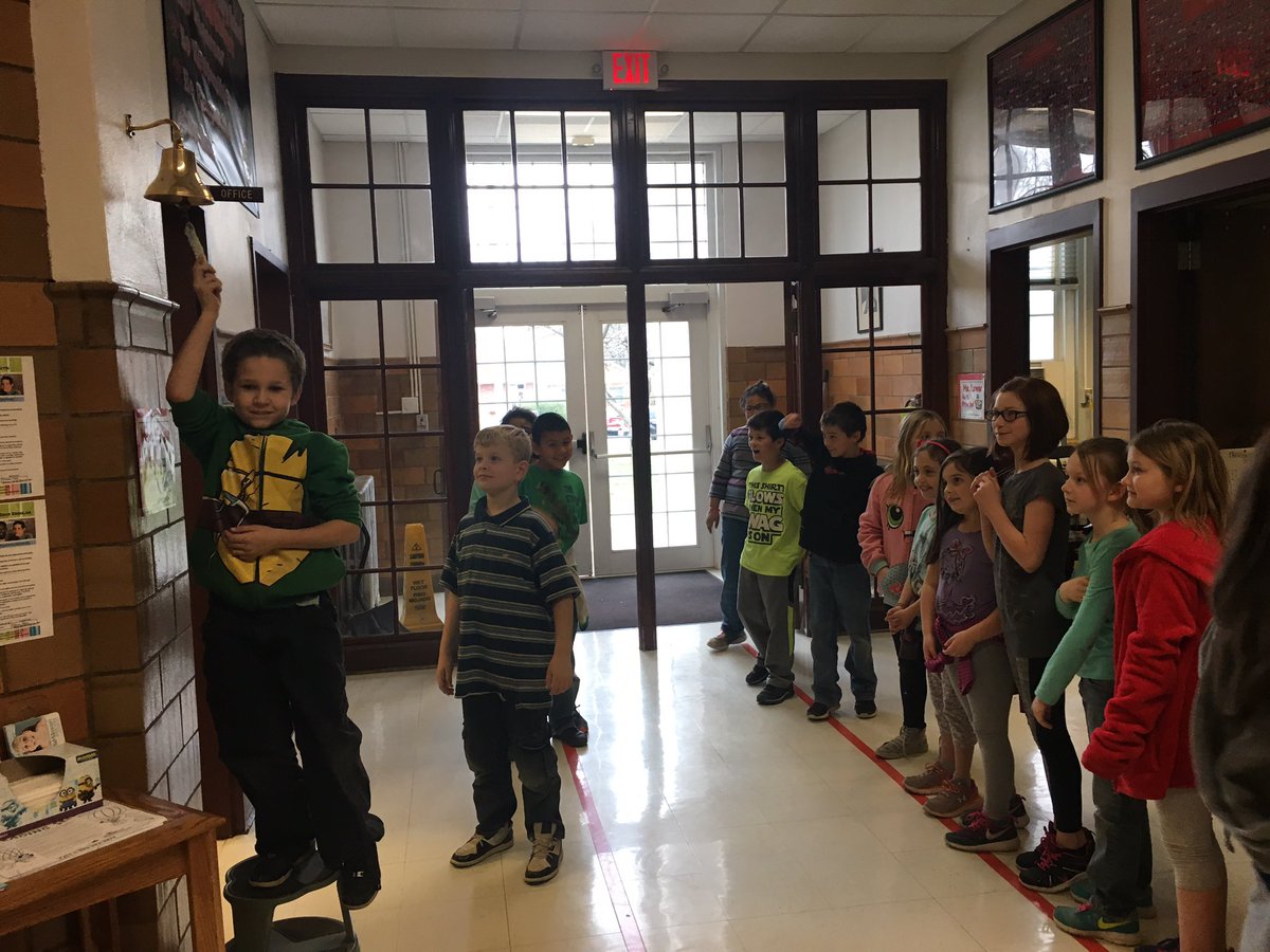 MrsAJenkins3rd's tweet photo. Ringing the bell because NO ONE was in the red on our opinion writing! #SpringN2Twitter #MEXEFPD #celebrate https://t.co/uhctPyhBCS