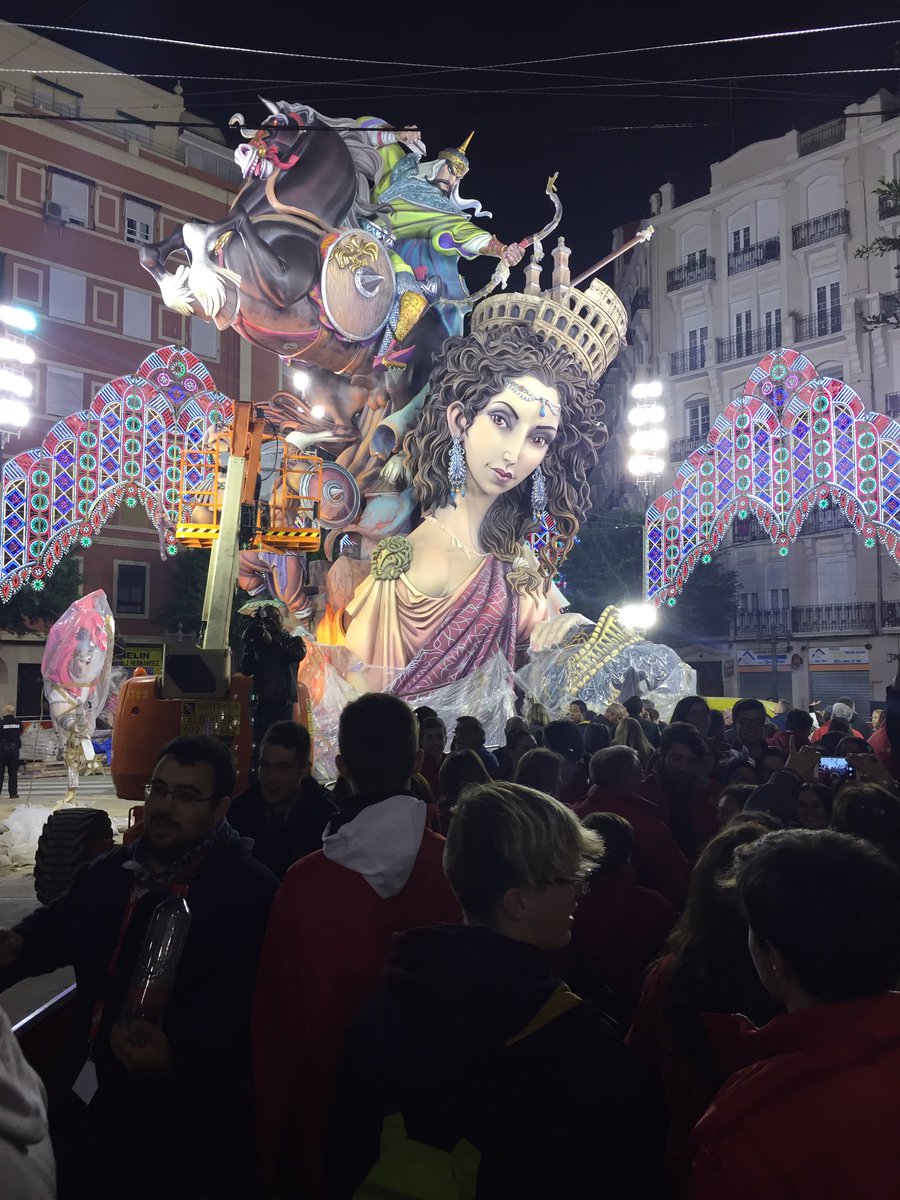 F_RamonyCajal's tweet photo. La màgia de Russafa amb llums i monuments és la següent parada #monument #falles2017 #fryc2017 https://t.co/nGw1j11NkR