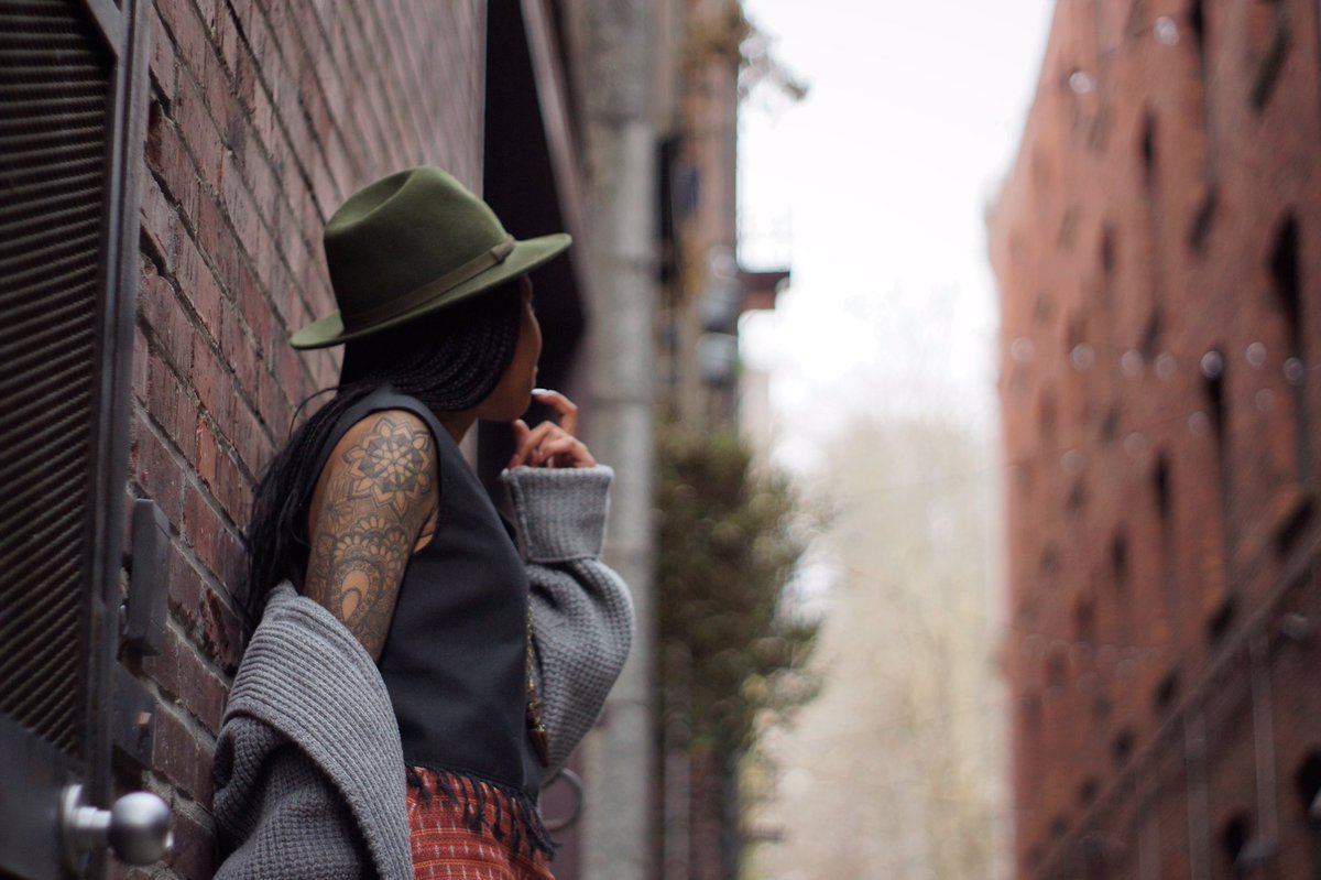 SameThread's tweet image. It&apos;s a dreary Tuesday, but we are having fun layering our button front skirt &amp;amp; fringe top! samethread.com #ethicalfashion