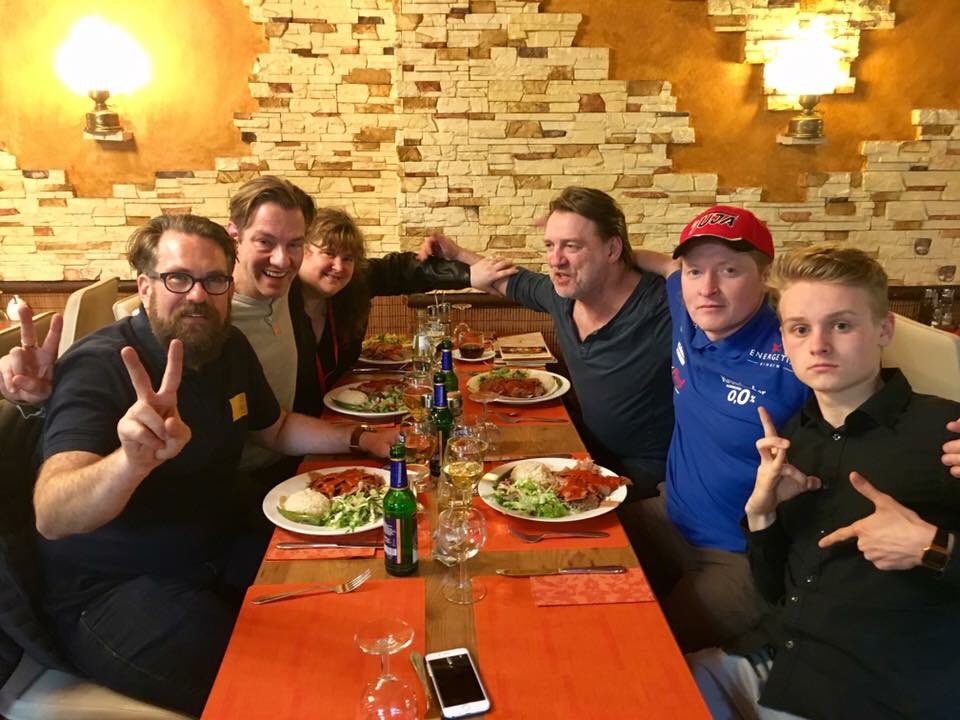 JoeyKelly_'s tweet photo. #joeykelly #Schlagdenstar nach der #Show #gemeinsam #Döner #essen #Danke an das #Team #RobertWeindl #OliverSieper #IngoReinsch #LukeKelly https://t.co/2ULJww2qFQ