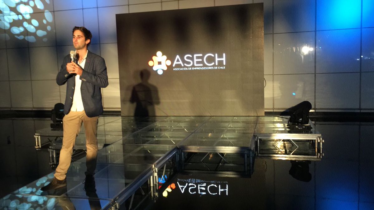 ASECH_ag's tweet photo. El gran @felipebengoa y #EDA2016 da a conocer @EnterrenoChile en el lanzamiento de la alianza #vtrasech @VTRChile https://t.co/OQc4USRPIo