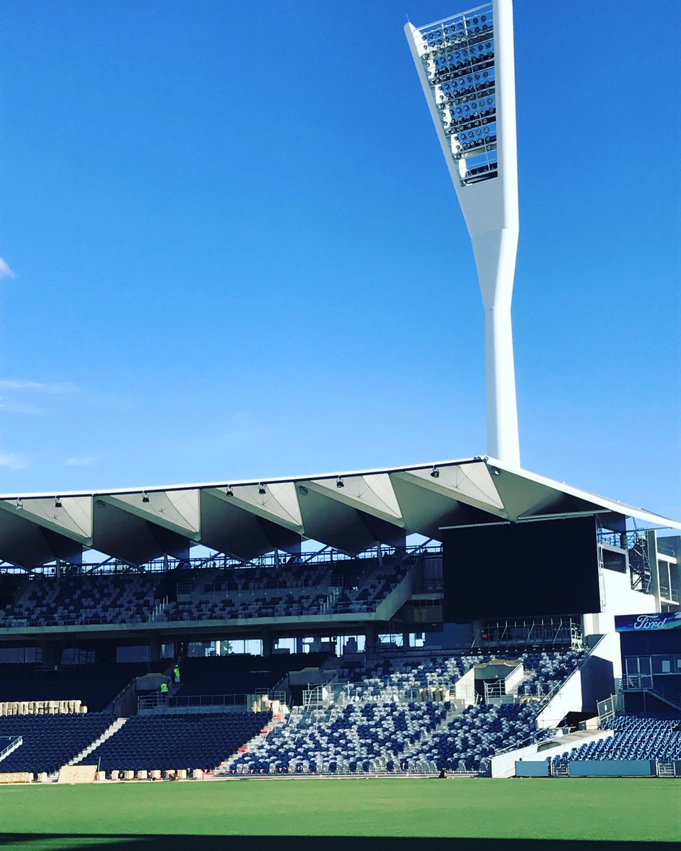 kardinia_park's tweet photo. We all love a new big screen 📺🏉#Geelong #AFL #GFC #KardiniaPark https://t.co/Pdm6T6Zkj7