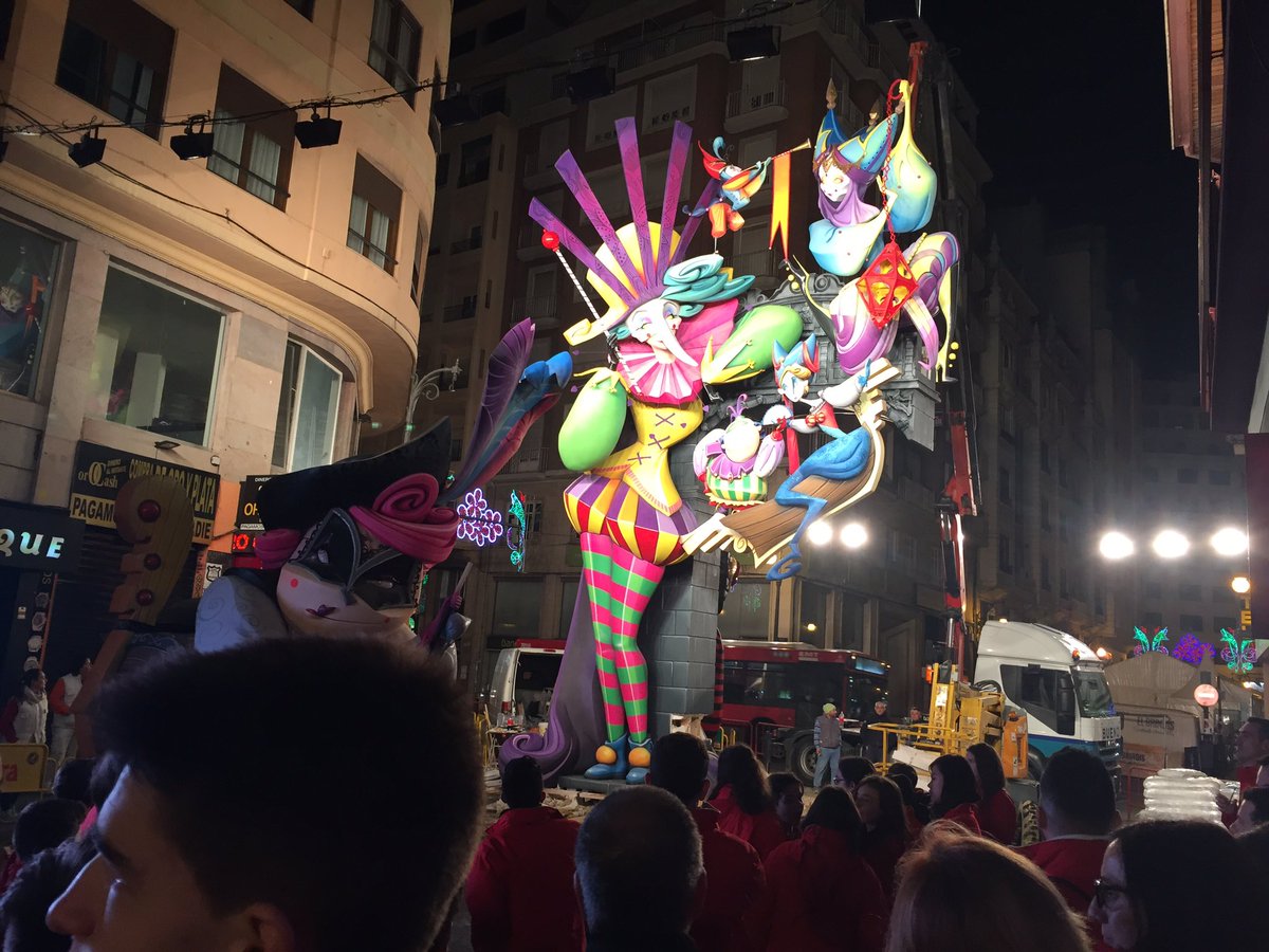 F_RamonyCajal's tweet photo. No podia faltar la visita a una de les falles més esperades d'enguany @SVicente_Azzati del nostre @vtemartinez. Espectacular #fryc2017 https://t.co/sHal3ndIci