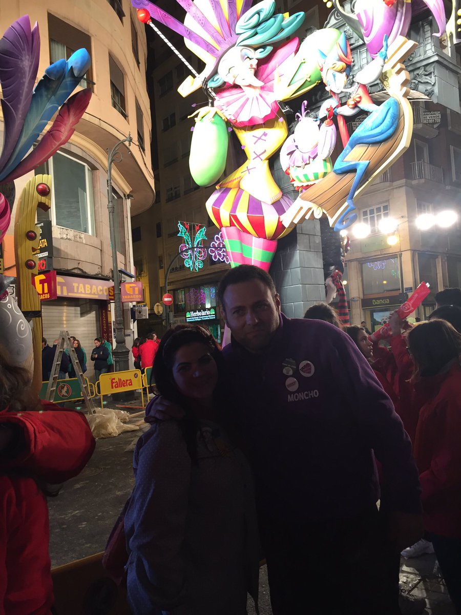 F_RamonyCajal's tweet photo. No podia faltar la visita a una de les falles més esperades d'enguany @SVicente_Azzati del nostre @vtemartinez. Espectacular #fryc2017 https://t.co/sHal3ndIci