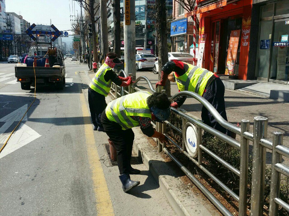 새봄맞이 도로시설물 세척!
수정구 건설과는 겨우내 쌓인 먼지와 제설 잔재물 제거로 안전하고 쾌적한 도로환경을 가꾸도록 하겠습니다.
#성남시