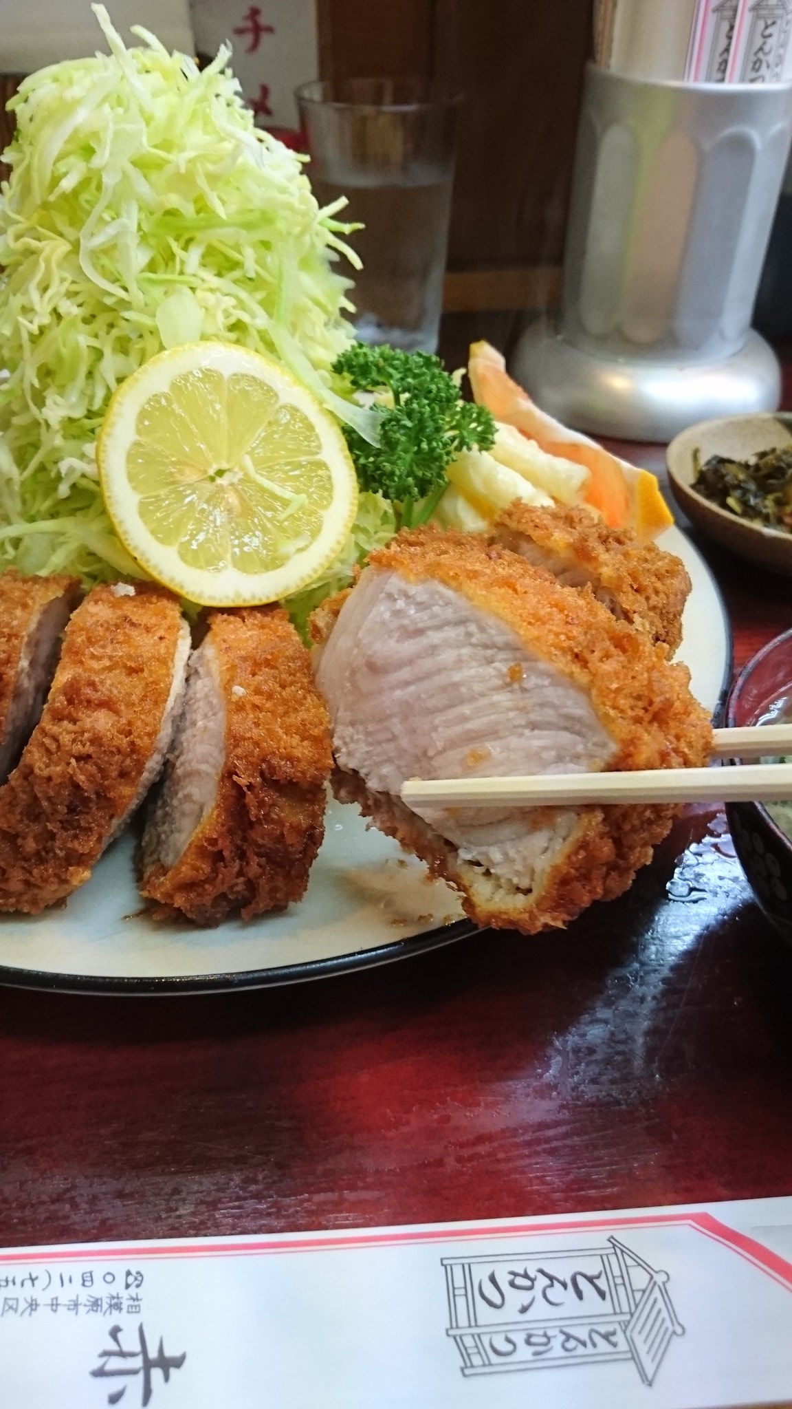 いちにのさん とんかつの赤城 特選ロースカツ定食 厚みが３センチはあるトンカツ とキャベツのマウンテンにマカロニサラダ ピンクグレープフルーツの暴力的な盛り付けに加えてゴハン おかわり自由 味噌汁 お漬物というフルコース 大変